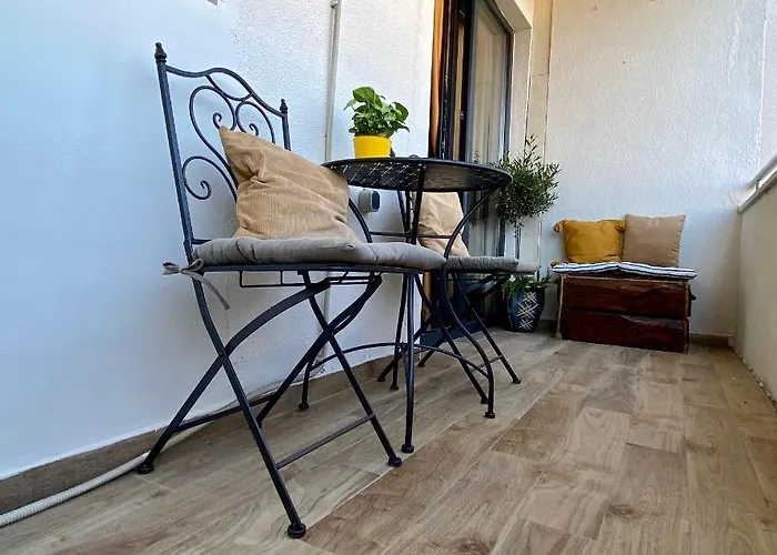 Apartment With Balcony And Free Parking