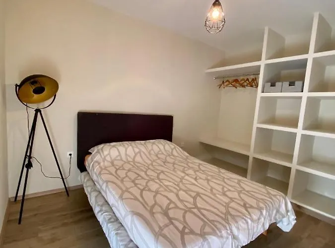 Apartment With Balcony And Free Parking